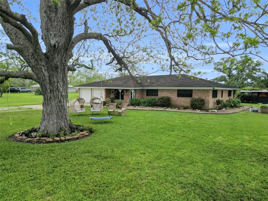 112 County Road 152 Bay City TX 77414