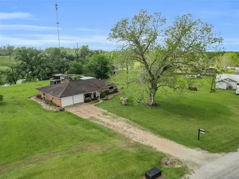 112 County Road 152 Bay City TX 77414