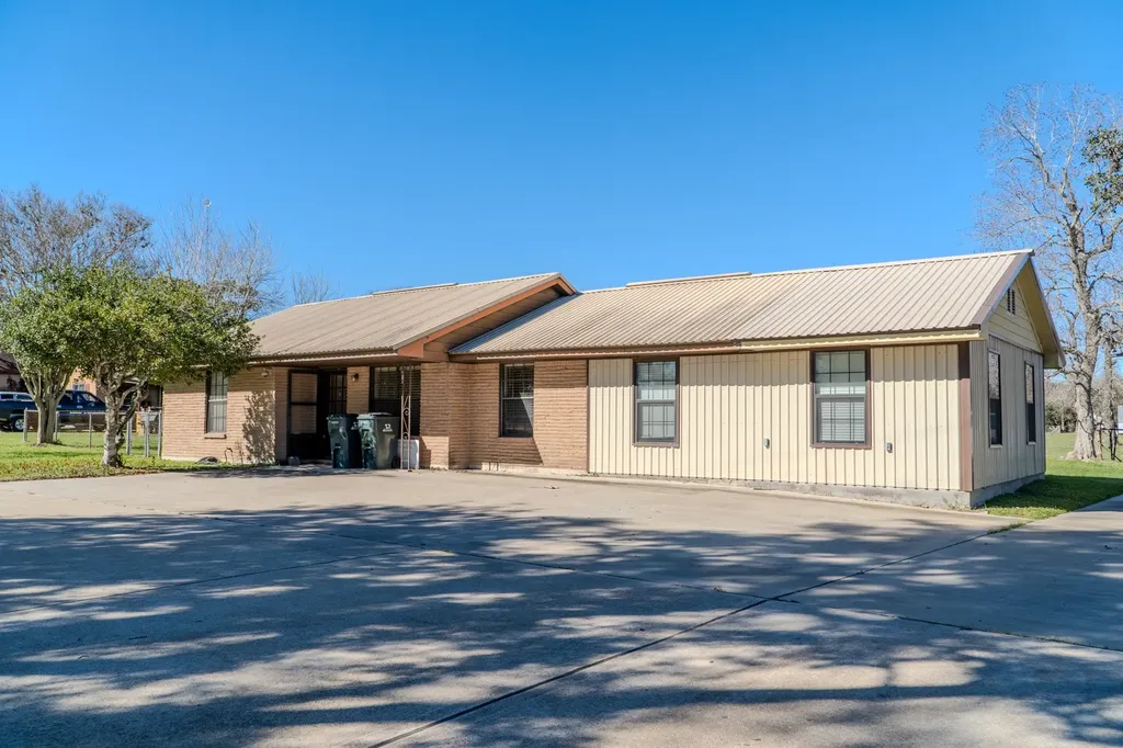 4959 Highway 90 Alleyton TX 78935