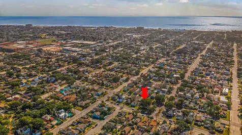 4823 Fannin Drive Galveston TX 77551