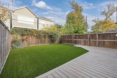 823 Aurora Street Houston TX 77009