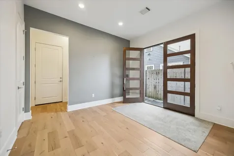 823 Aurora Street Houston TX 77009