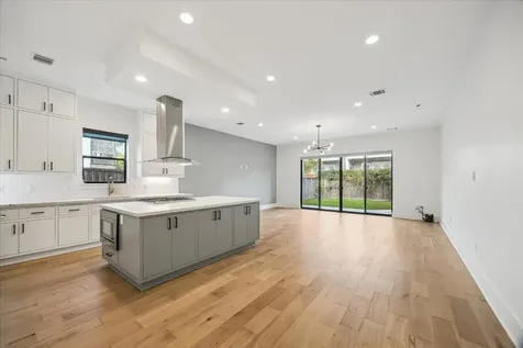 823 Aurora Street Houston TX 77009