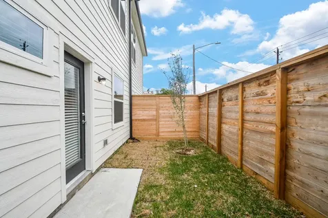 2307 Warhol Way Houston TX 77091
