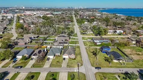 71 N Forrest Avenue La Porte TX 77571