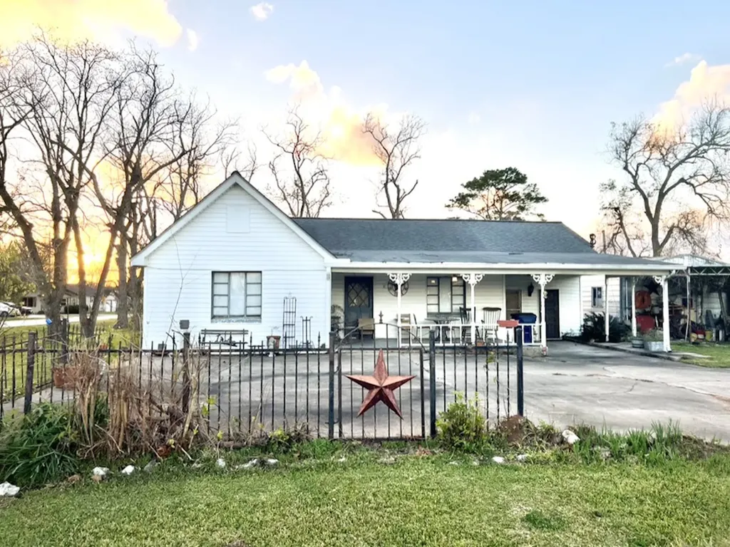 202 1st Street Brazoria TX 77422