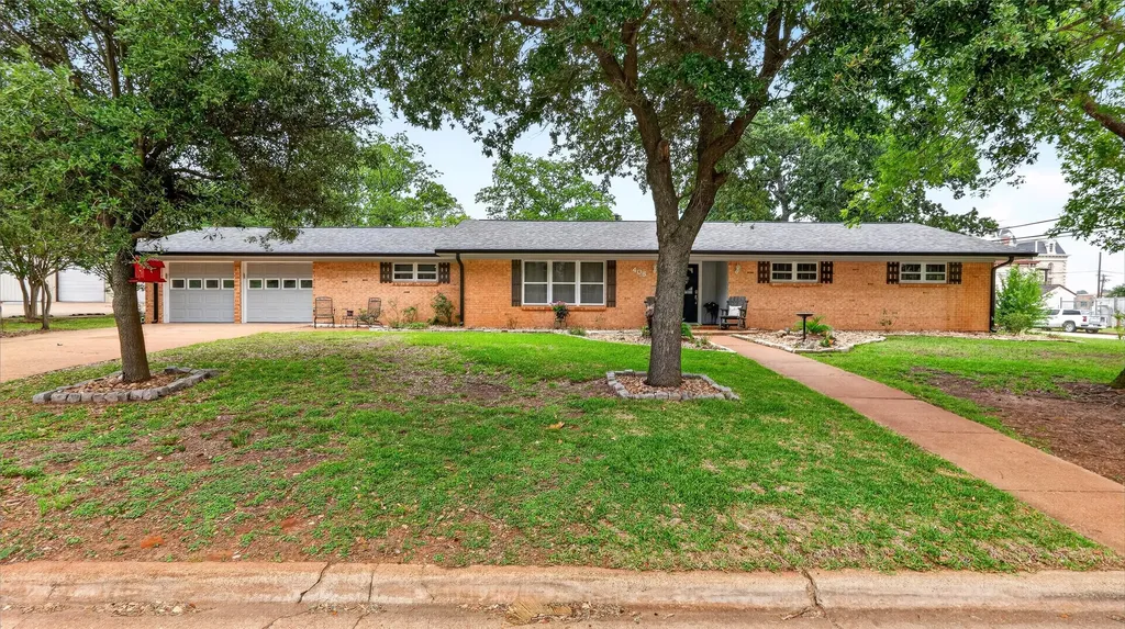 405 N Main Street Franklin TX 77856