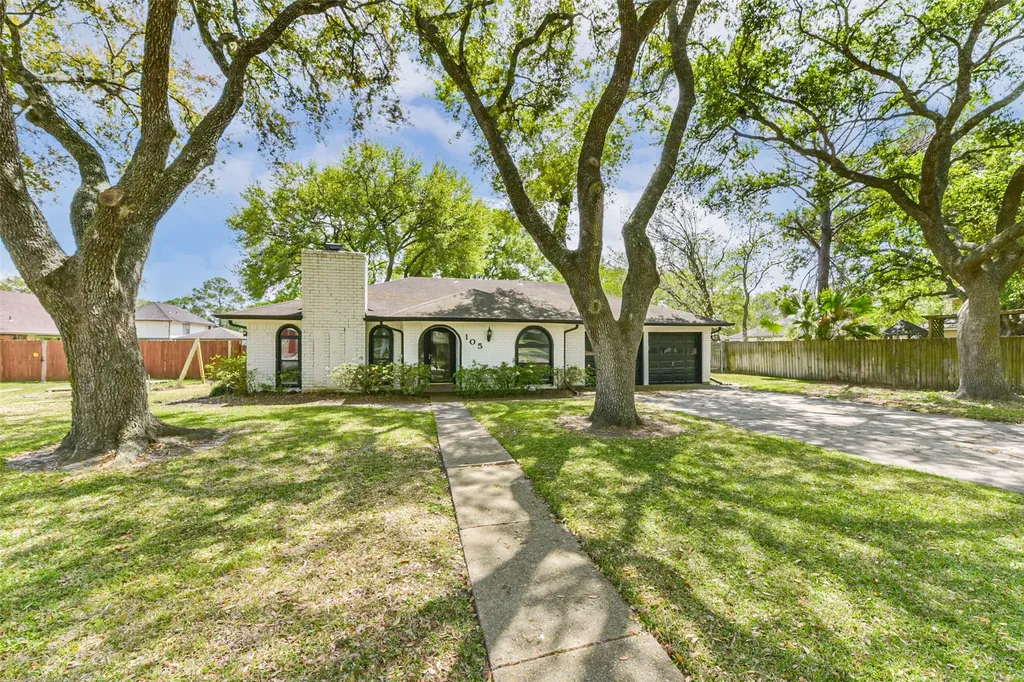 105 W Wildwinn Drive Alvin TX 77511