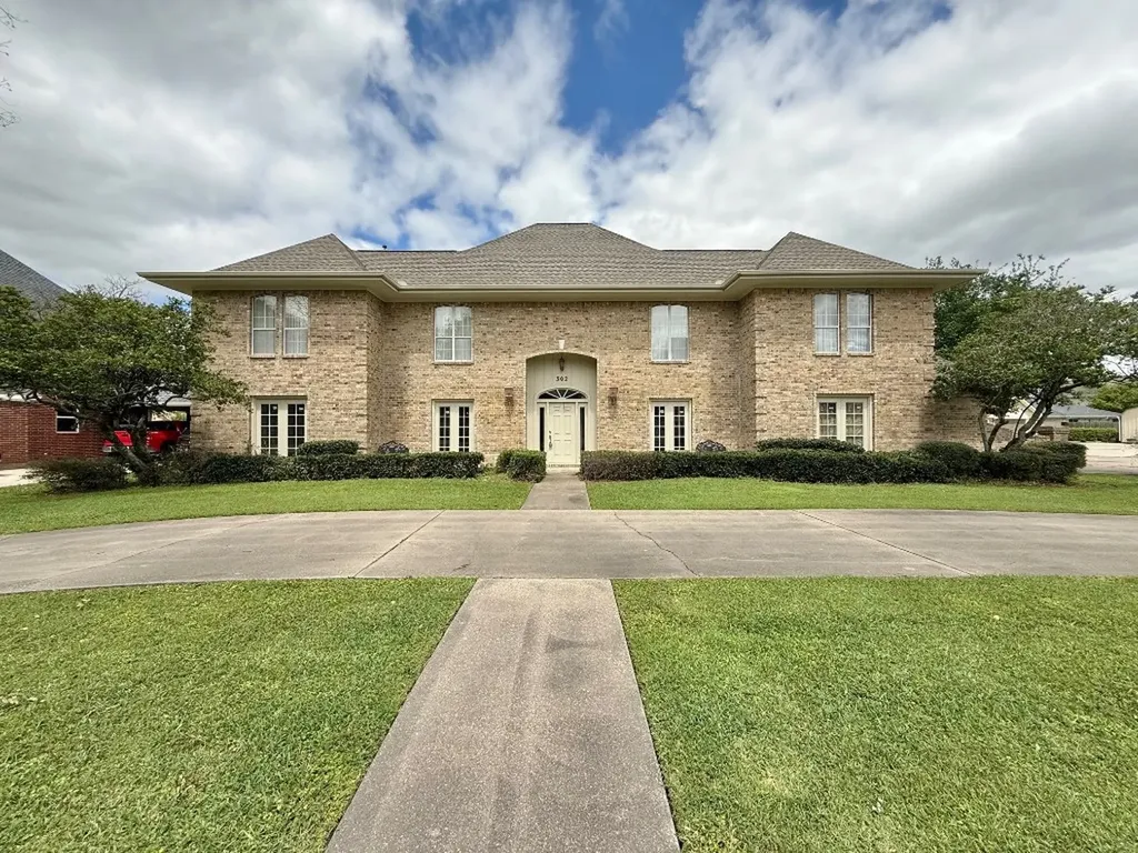 302 Buckingham Drive Port Neches TX 77651