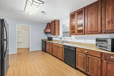 405 N College Street Weimar TX 78962