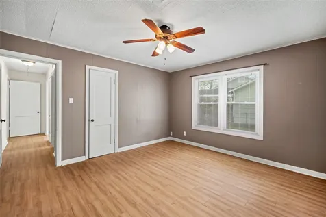 405 N College Street Weimar TX 78962