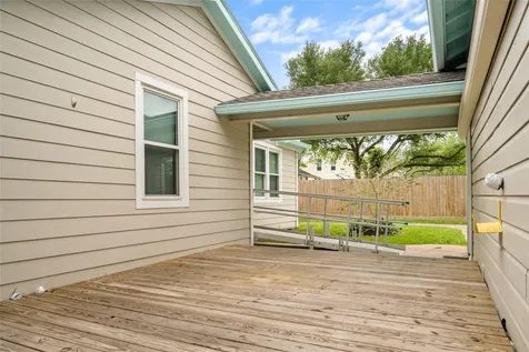 405 N College Street Weimar TX 78962