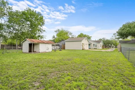 405 N College Street Weimar TX 78962