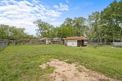 405 N College Street Weimar TX 78962
