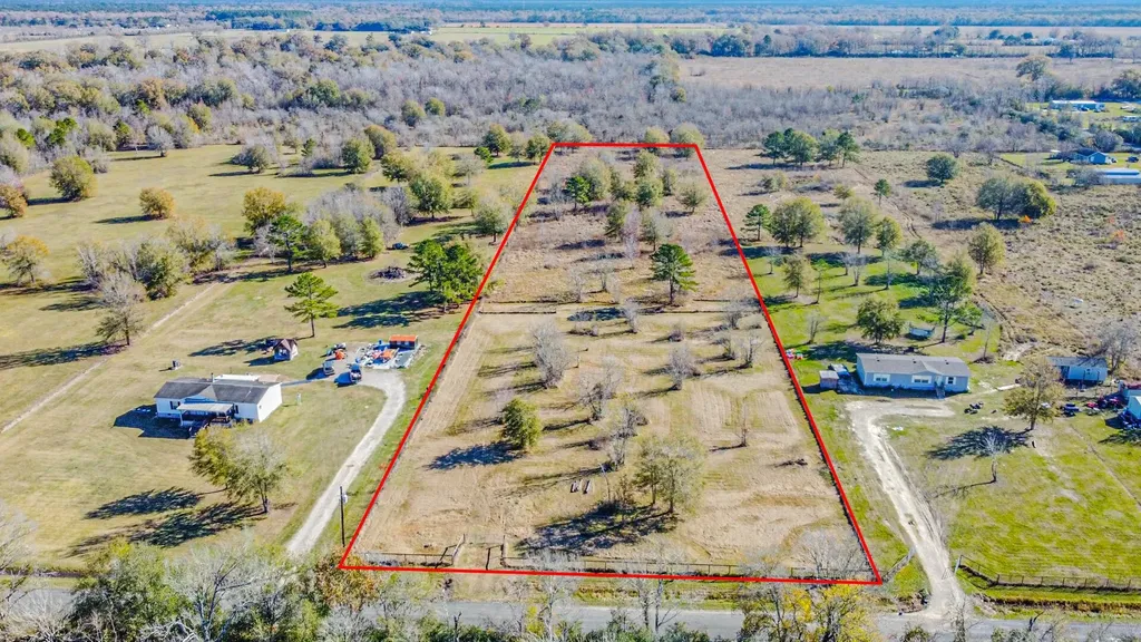 1889 County Road 2068 Hull TX 77564