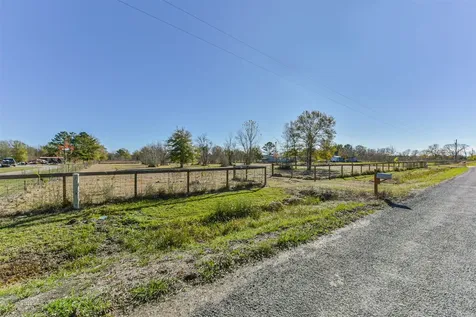 1889 County Road 2068 Hull TX 77564