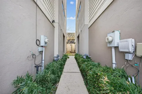 1729 Reinerman Street Houston TX 77007