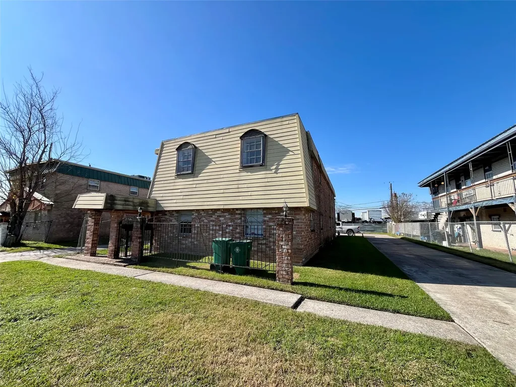 1042 W Village Court D Pasadena TX 77506