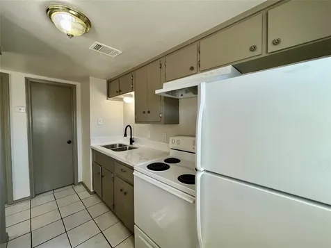 1042 W Village Court D Pasadena TX 77506
