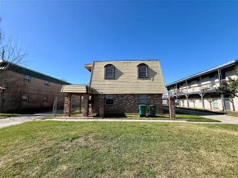 1042 W Village Court D Pasadena TX 77506