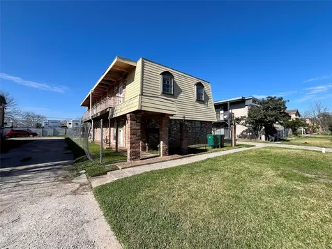 1042 W Village Court D Pasadena TX 77506