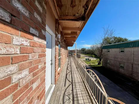 1042 W Village Court D Pasadena TX 77506