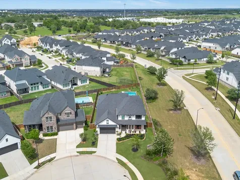 32002 Crested Knoll Court Fulshear TX 77441
