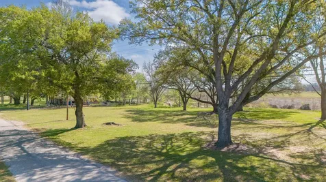 160 Burford Street Columbus TX 78934