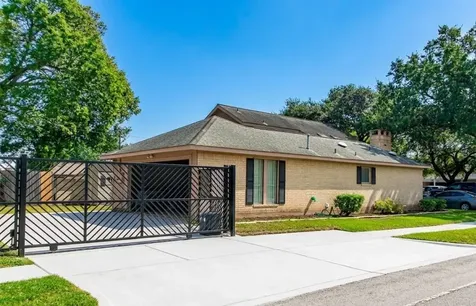 5008 Locust Street Bellaire TX 77401