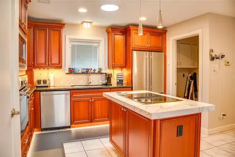 5008 Locust Street Bellaire TX 77401