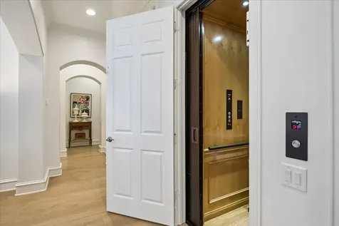 3 Exbury Way Houston TX 77056