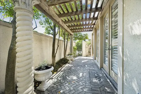 3 Exbury Way Houston TX 77056