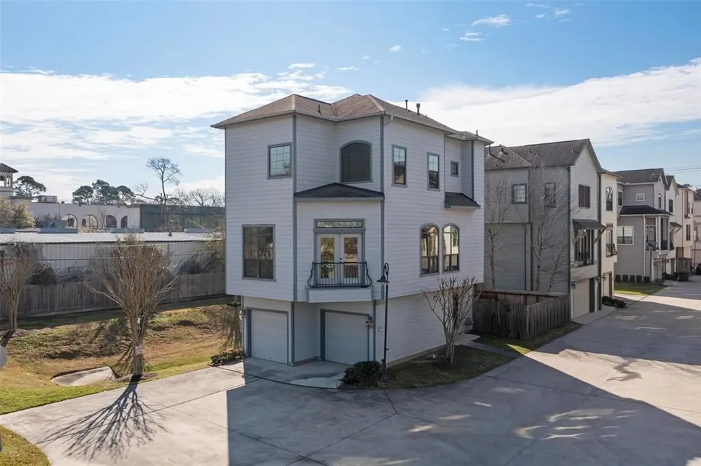 835 Garden Oaks Trace Houston TX 77018