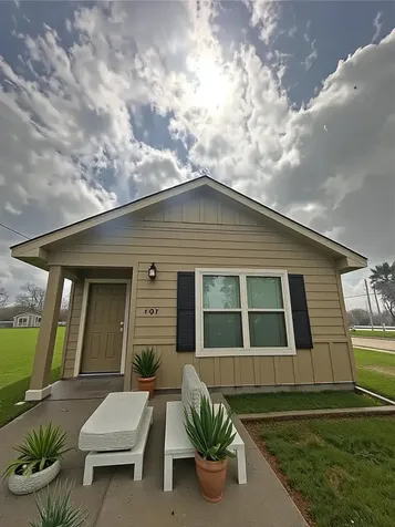627 W Live Oak Street Angleton TX 77515
