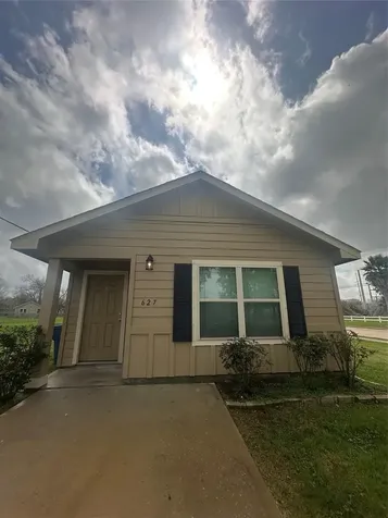 627 W Live Oak Street Angleton TX 77515