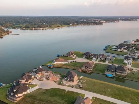 10724 S Lake Mist Lane Willis TX 77318