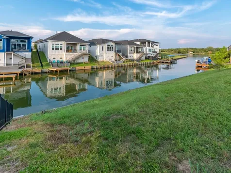 10724 S Lake Mist Lane Willis TX 77318