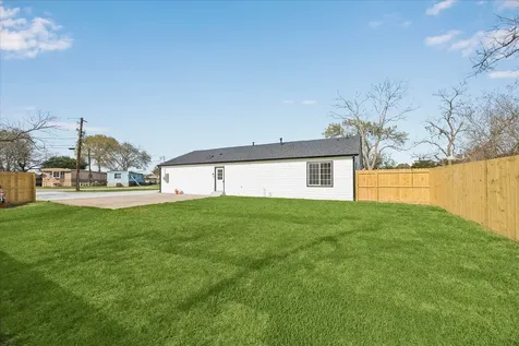 1337 S Circle Street Sealy TX 77474