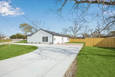 1337 S Circle Street Sealy TX 77474