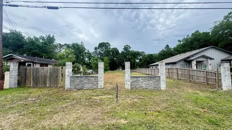 9016 Sherburne Street Houston TX 77016
