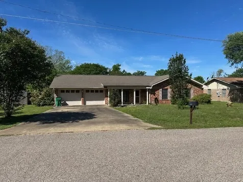 201 Heath Avenue Madisonville TX 77864