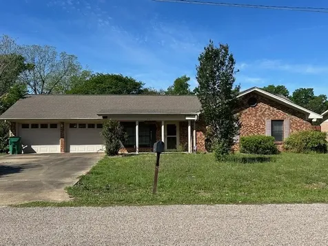 201 Heath Avenue Madisonville TX 77864