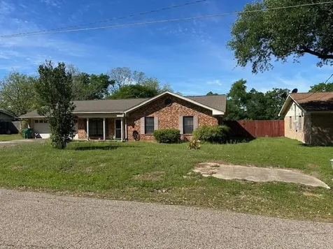 201 Heath Avenue Madisonville TX 77864