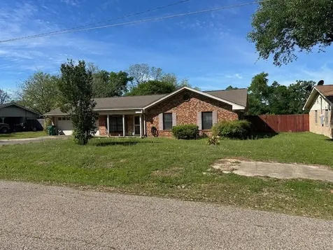 201 Heath Avenue Madisonville TX 77864