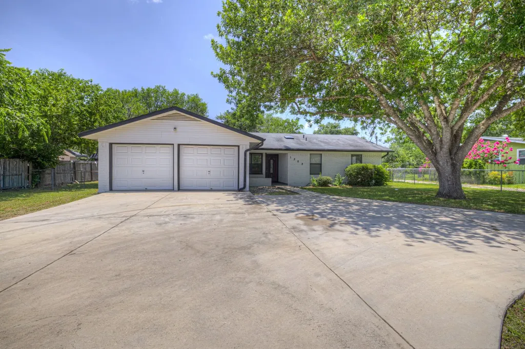 1302 S Mesquite Avenue New Braunfels TX 78130