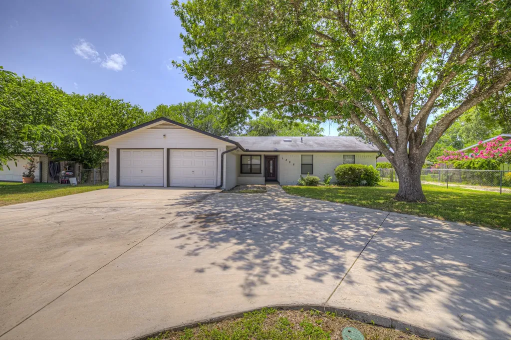 1302 S Mesquite Avenue New Braunfels TX 78130