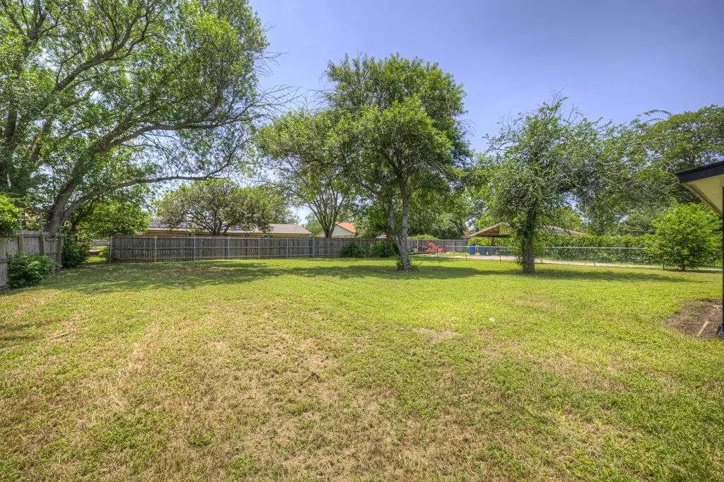 1302 S Mesquite Avenue New Braunfels TX 78130