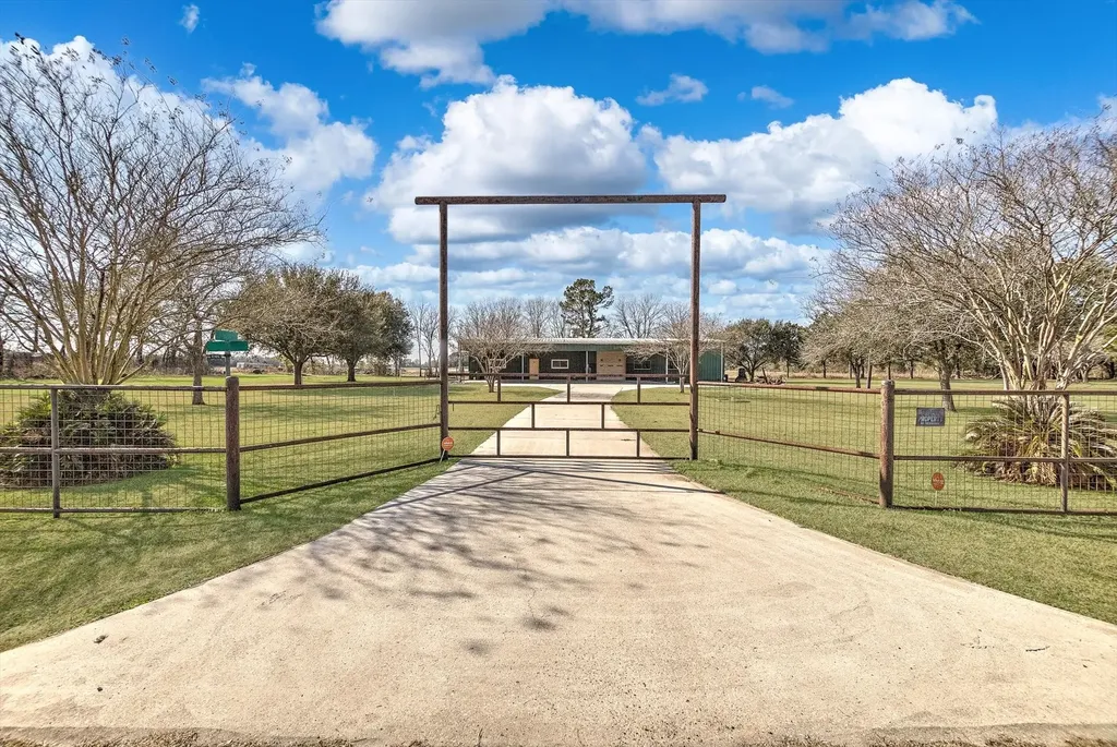1399 County Road 611 Dayton TX 77535