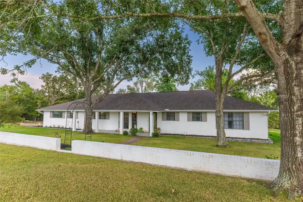 145 Camilla Circle Bellville TX 77418