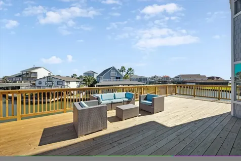 210 Easterly Tiki Island TX 77554